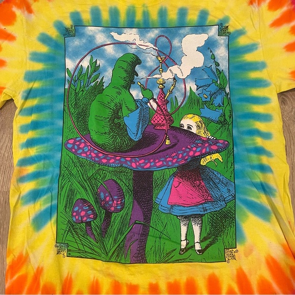 Alice In Wonderland Smoking Tie Dye T-Shirt Adult Fits Size Medium - Picture 2 of 4